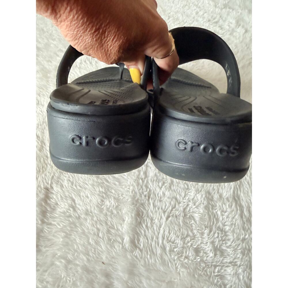 Crocs Dual Comfort W8 Black Silver Snakeskin Wedge Thong Sandals - Picture 5 of 9